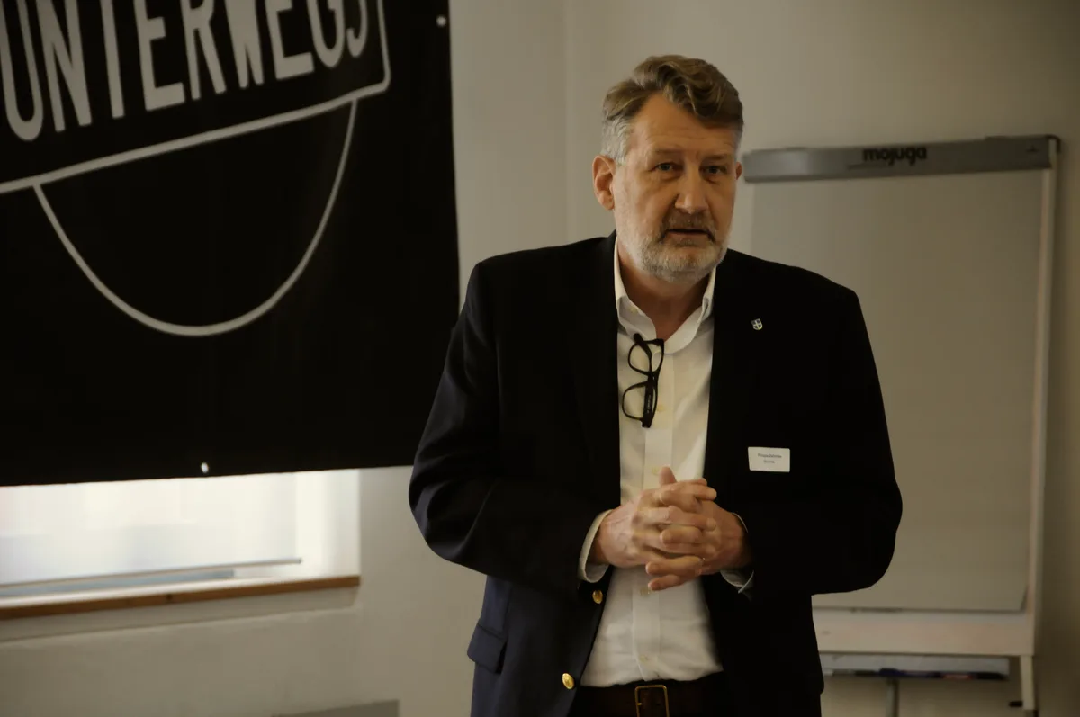 Man sieht einen Referenten am Sicherheitsforum Bubikon.